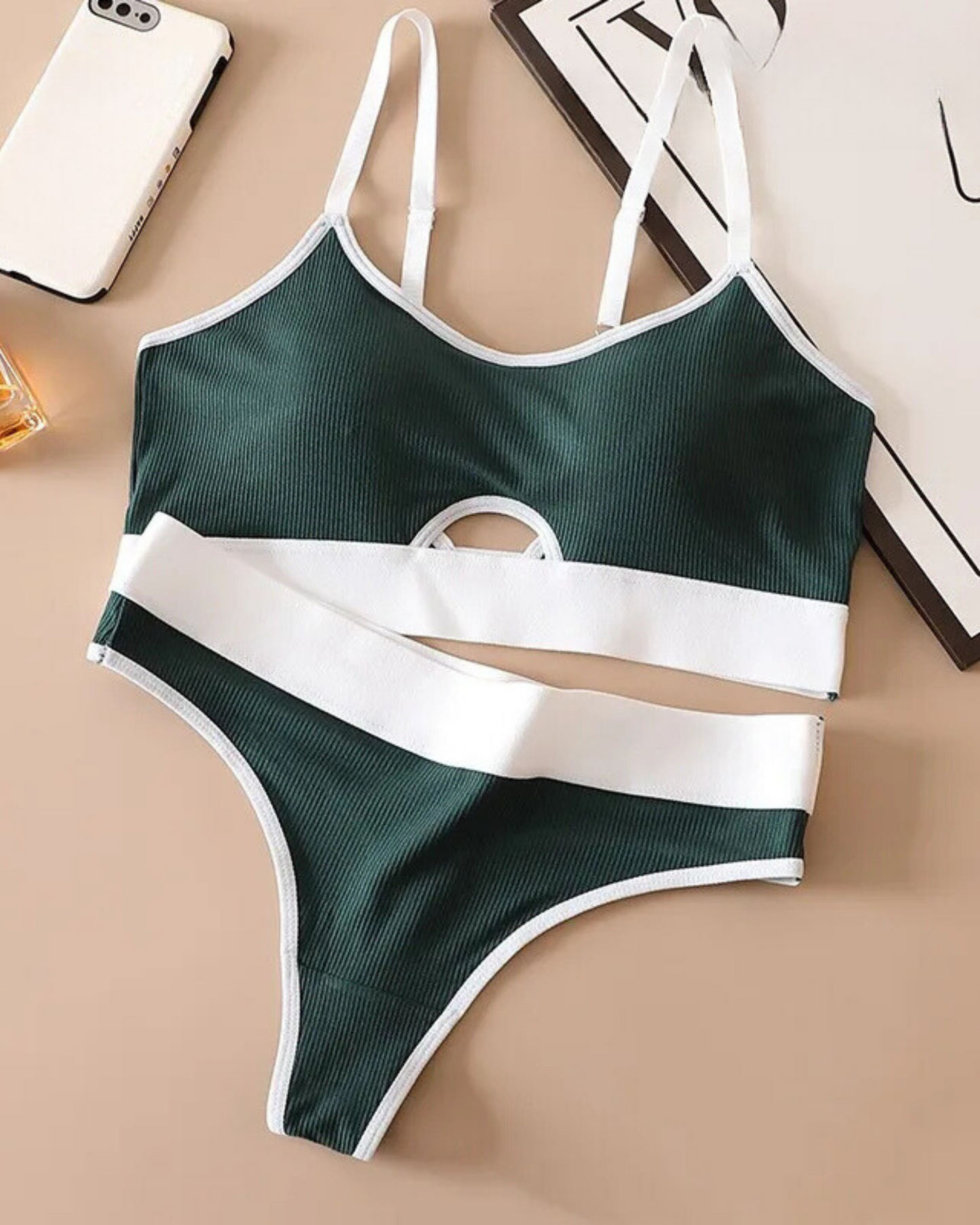 Wygodny komplet bielizny w prążki z kontrastowymi szwami