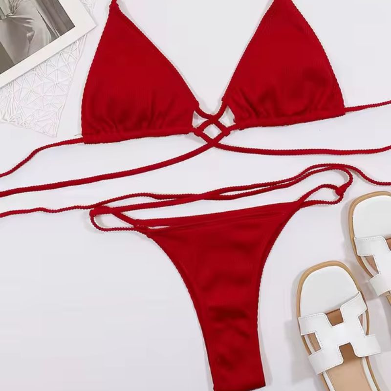 Strój kąpielowy dwuczęściowy z ozdobnymi paskami