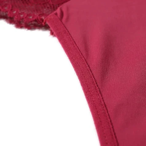 Stringi z koronkowymi detalami