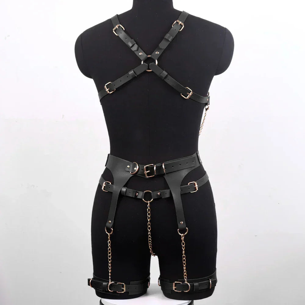 Komplet skórzanej bielizny z regulowanymi elementami