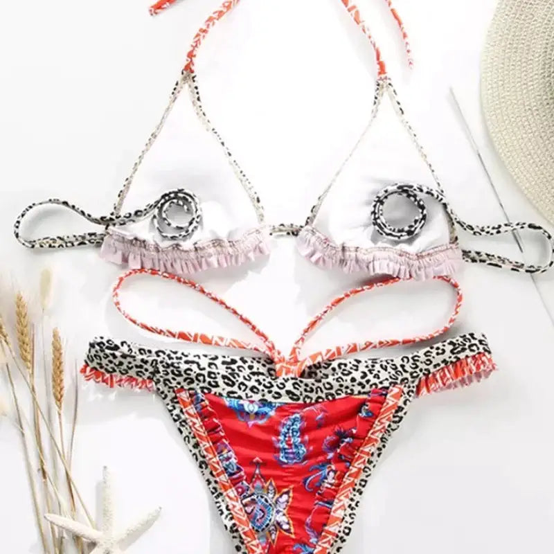 Dwuczęściowy strój kąpielowy z ozdobnymi paskami