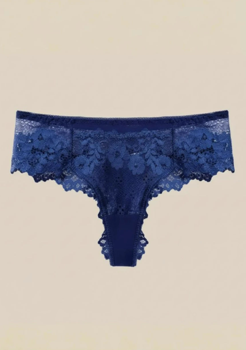 Stringi z koronki zabudowane