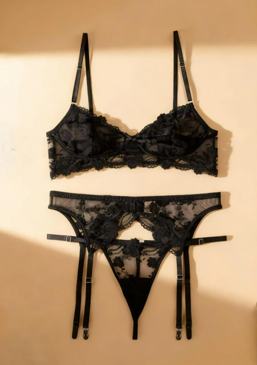 Komplet koronkowej bielizny z motywem róż