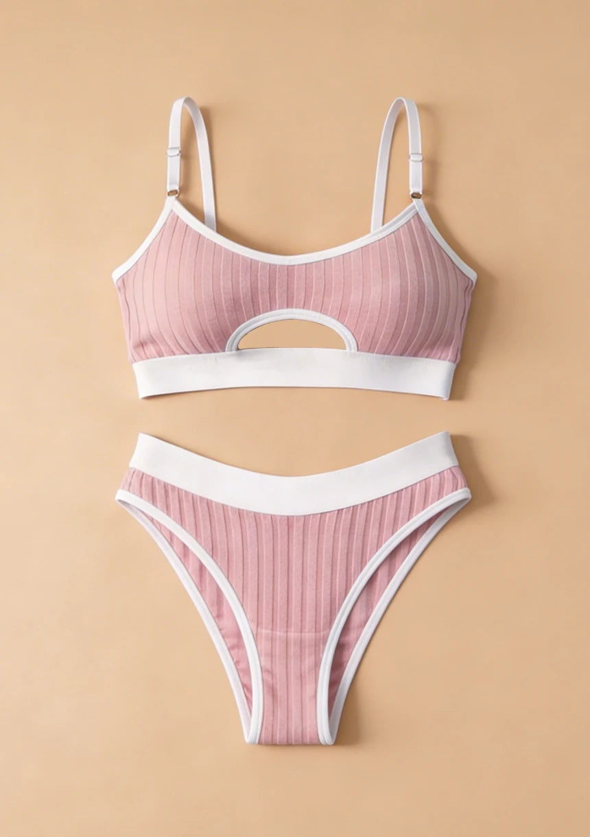 Komplet bielizny sportowej z ozdobnymi wycięciami