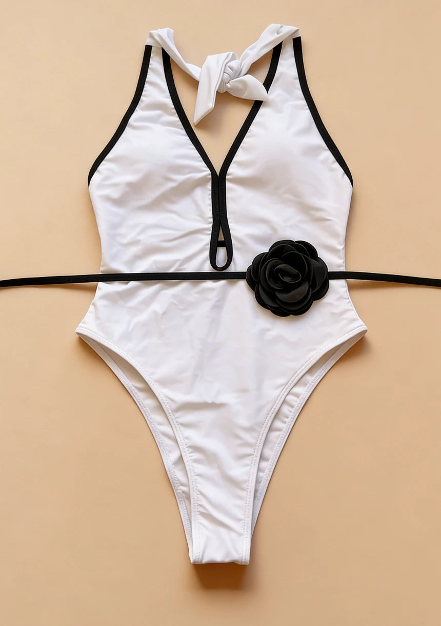 Jednoczęściowy strój kąpielowy z ozdobnym wycięciem