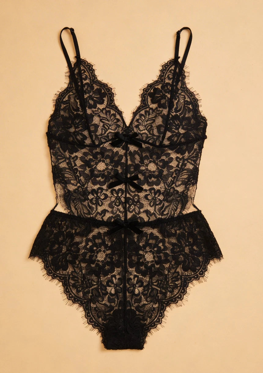 Jednoczęściowa piżama koronkowa z odkrytymi plecami