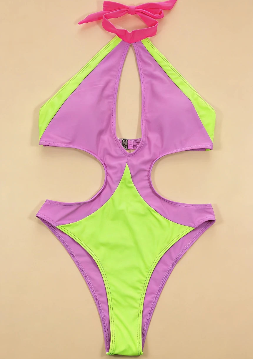 Kostium kąpielowy z wycięciem na dekolcie