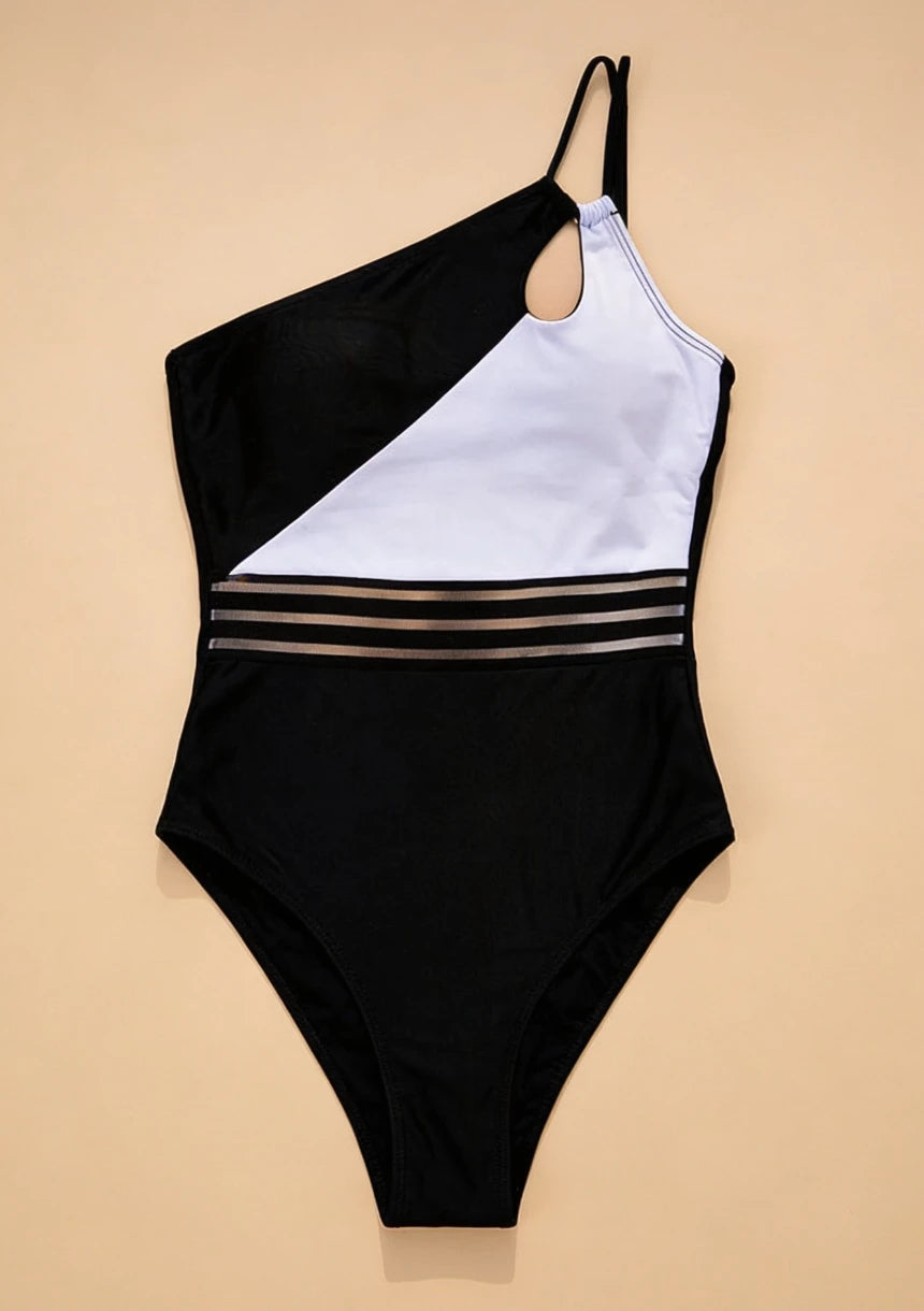 Kostium kąpielowy z regulowanymi ramiączkami