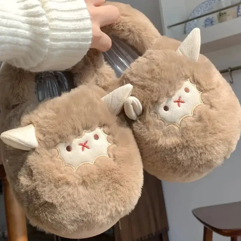 Puszyste kapcie domowe wzór owcy