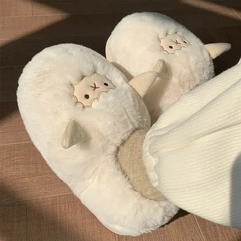 Puszyste kapcie domowe wzór owcy