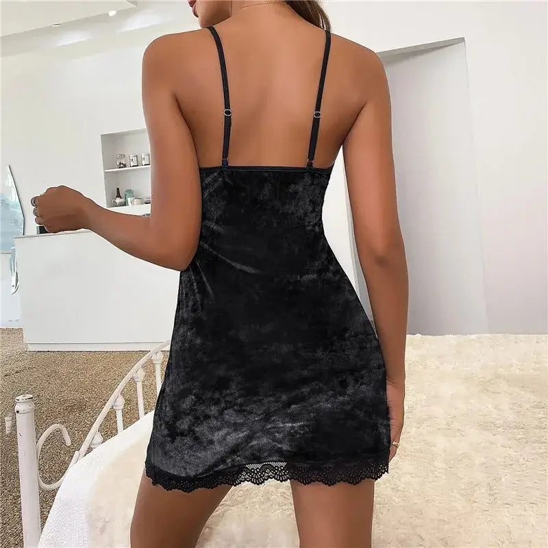 Welurowa koszula nocna z koronką