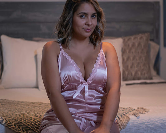 Piżamy i koszule nocne plus size – jak dobrać fason, który wysmukla