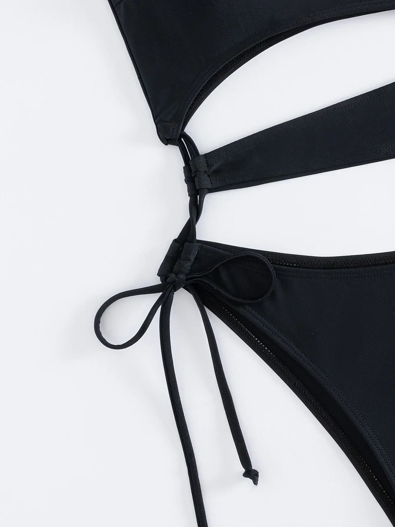 Monokini z odważnymi wycięciami