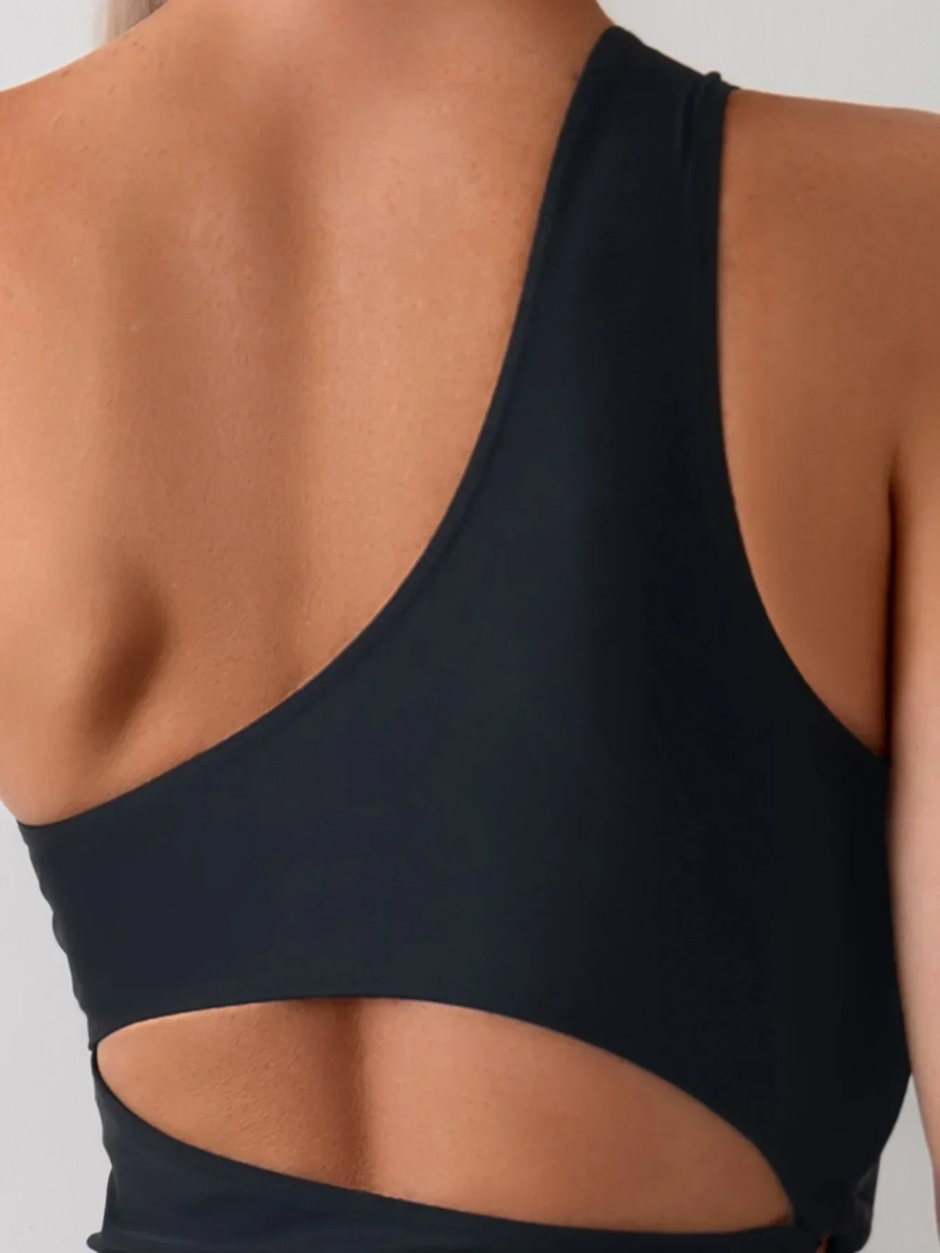 Monokini z odważnymi wycięciami