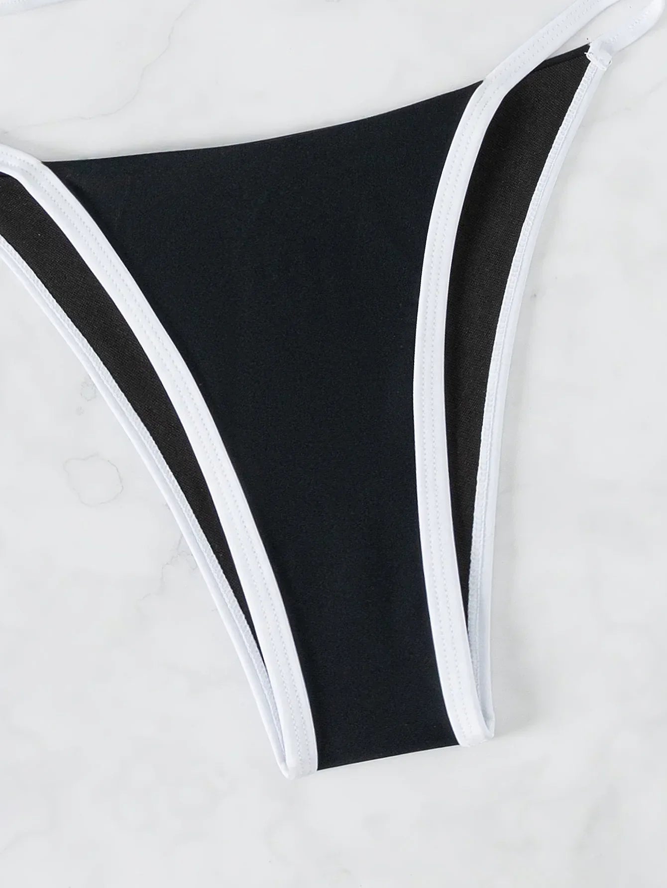 Bikini z regulowanym wiązaniem na plecach