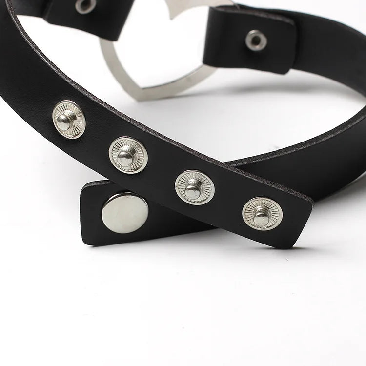 Choker z ozdobnym sercem
