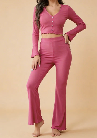 Długi komplet odzieży domowej z ozdobnymi guzikami