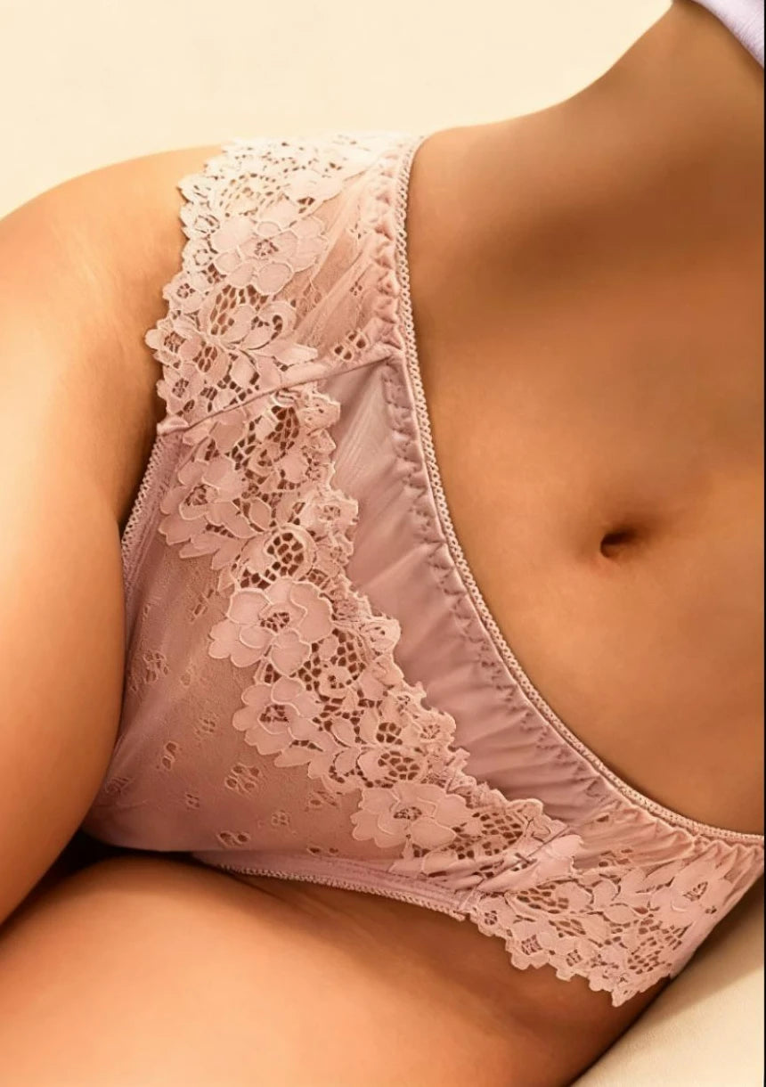 Stringi z koronki zabudowane