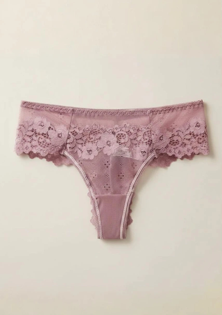 Stringi z koronki zabudowane