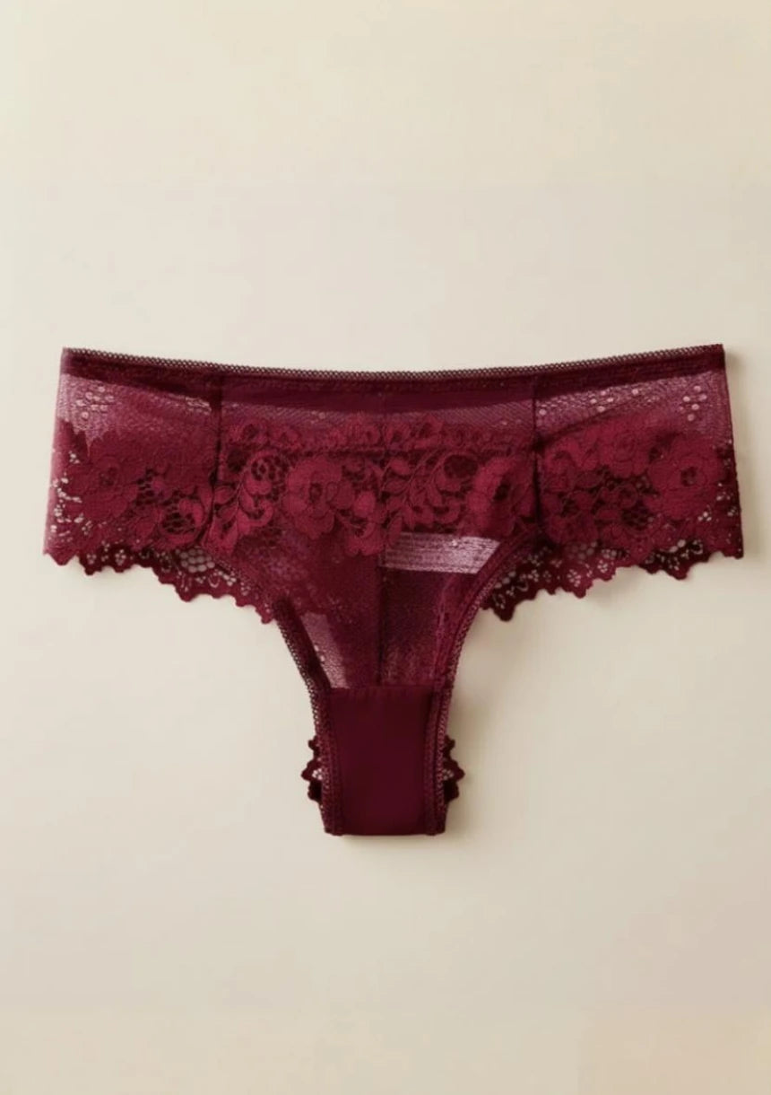 Stringi z koronki zabudowane