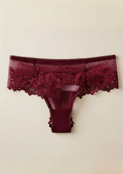 Stringi z koronki zabudowane