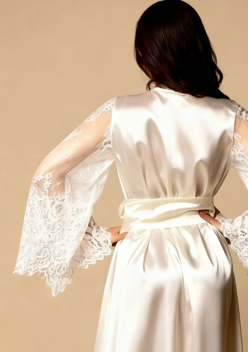 Peniuar długi z satyny z koronkowymi rękawami