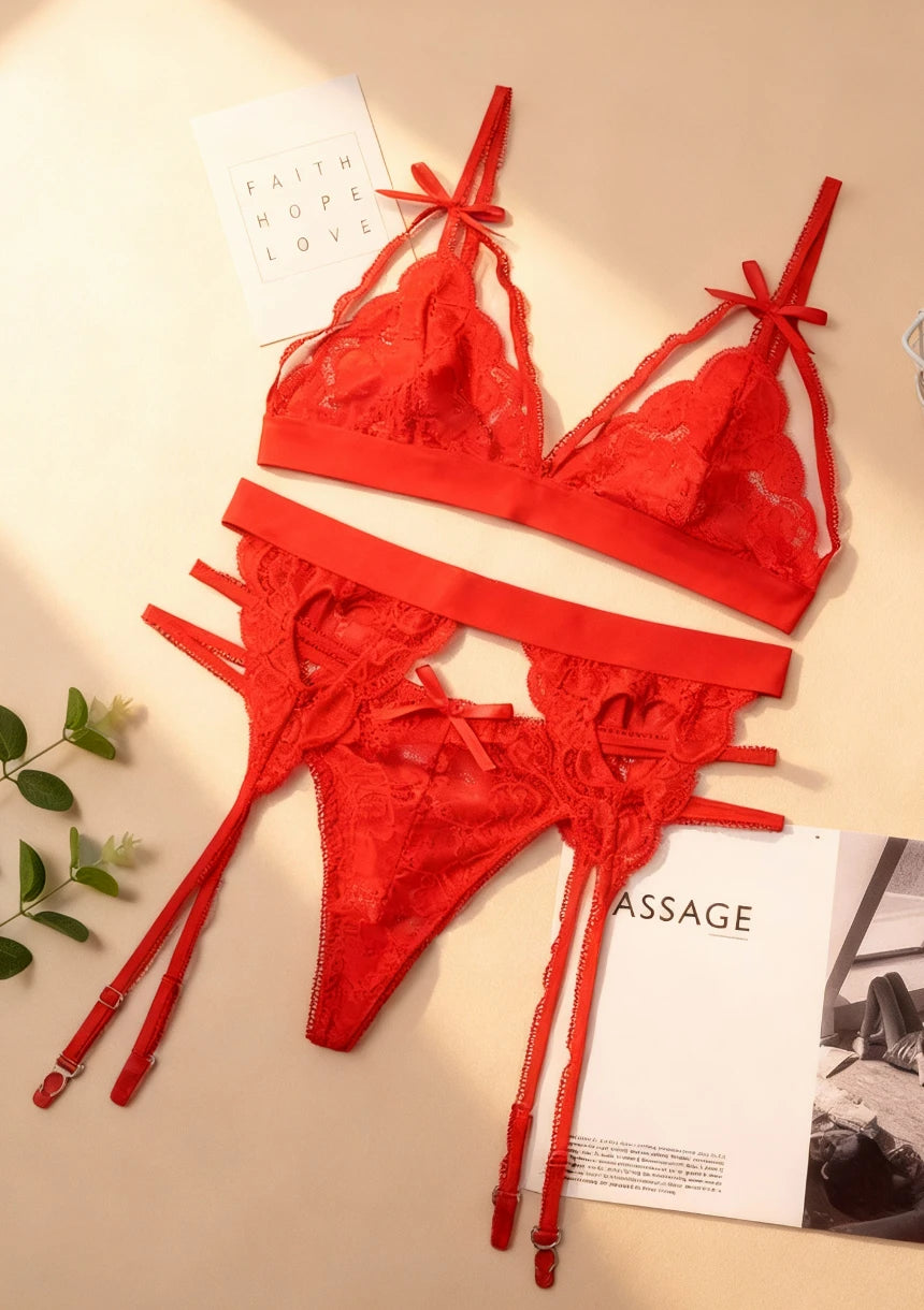 Komplet bielizny koronkowej z ozdobnymi paskami