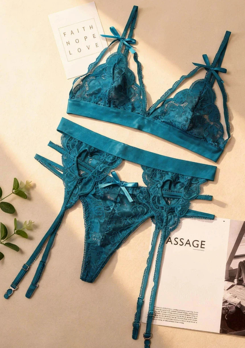 Komplet bielizny koronkowej z ozdobnymi paskami