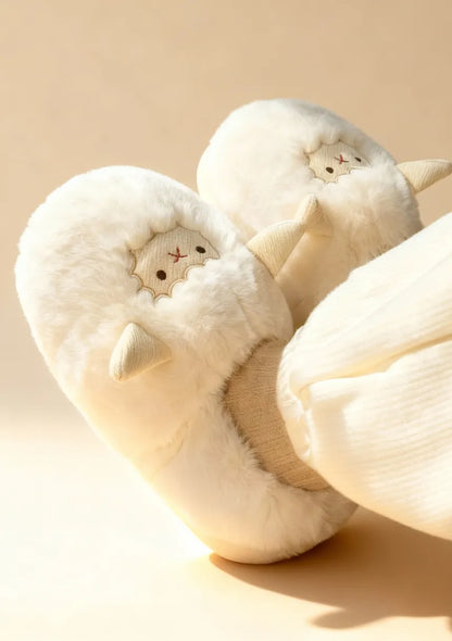 Puszyste kapcie domowe wzór owcy