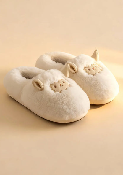 Puszyste kapcie domowe wzór owcy