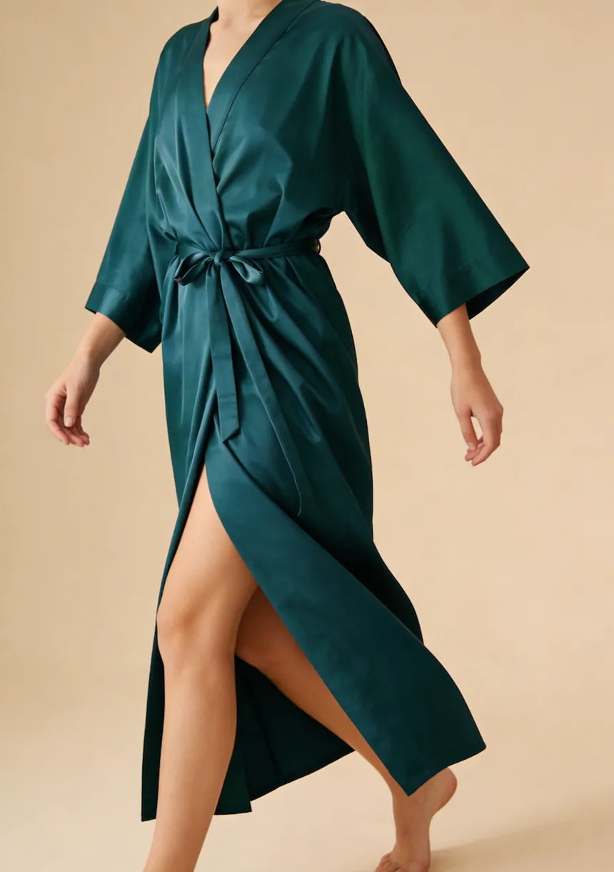 Długi peniuar damski z szerokimi rękawami