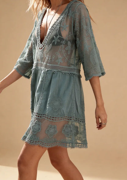 Koronkowa sukienka plażowa z dekoltem "V"