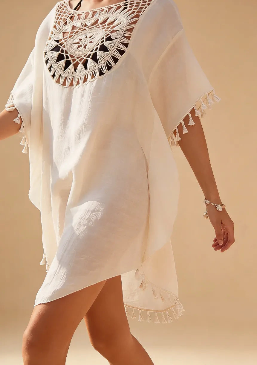 Krótka sukienka plażowa z haftem i frędzlami