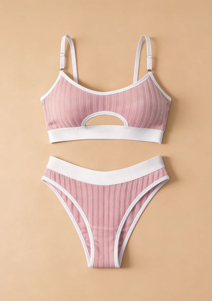 Komplet bielizny sportowej z ozdobnymi wycięciami