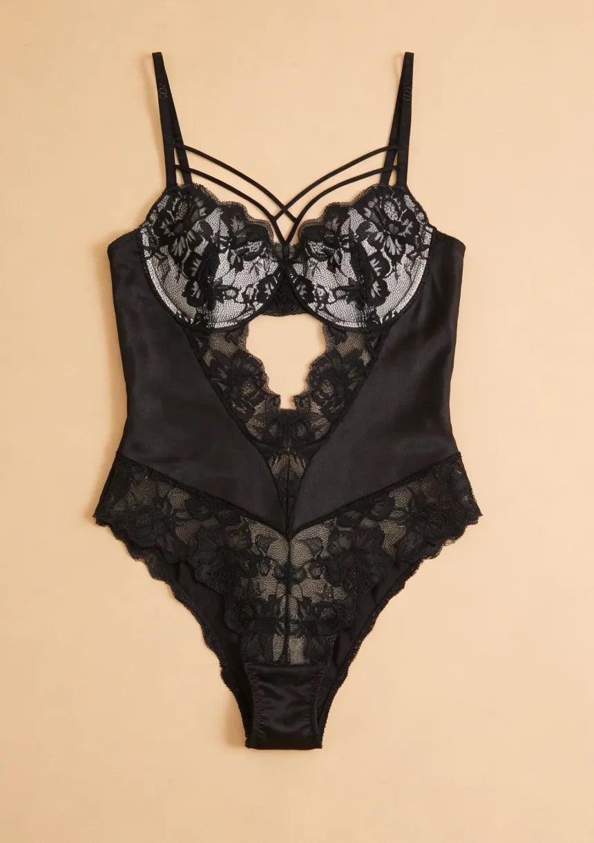 Koronkowe body z ozdobnymi paskami