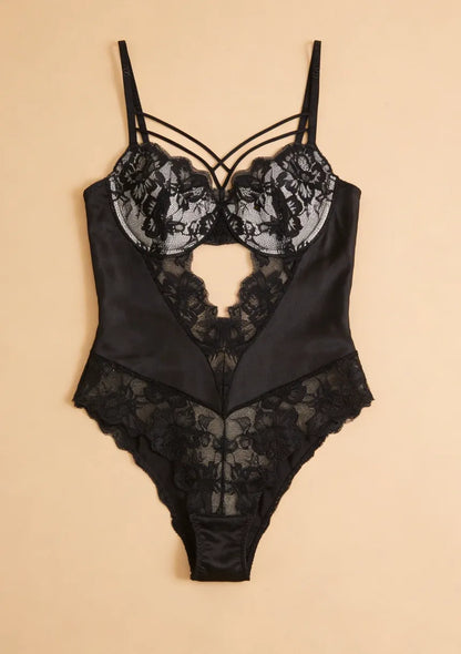 Koronkowe body z ozdobnymi paskami