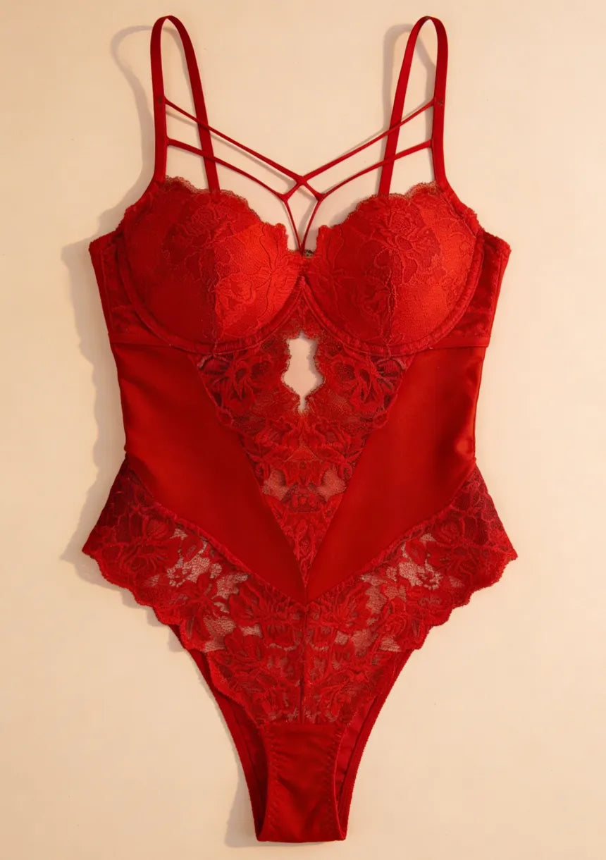 Koronkowe body z ozdobnymi paskami