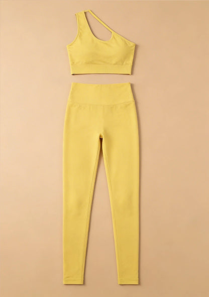 Komplet sportowy z asymetrycznym topem