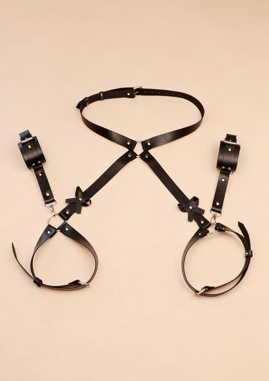 Harness na biodra z doczepianymi kajdankami