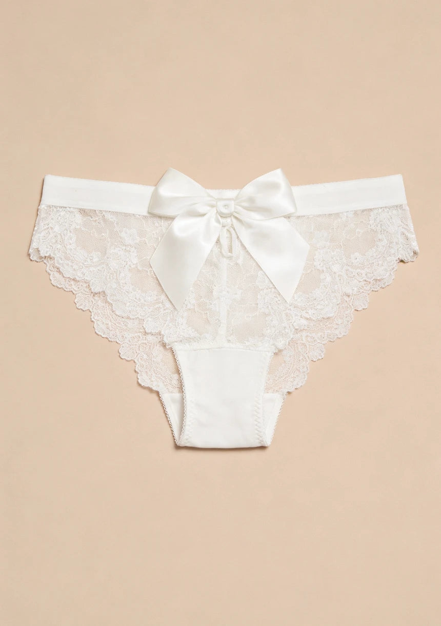 Koronkowe majtki figi z kokardką