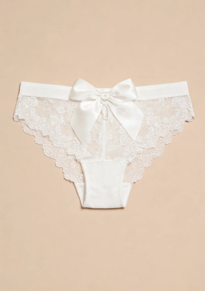 Koronkowe majtki figi z kokardką