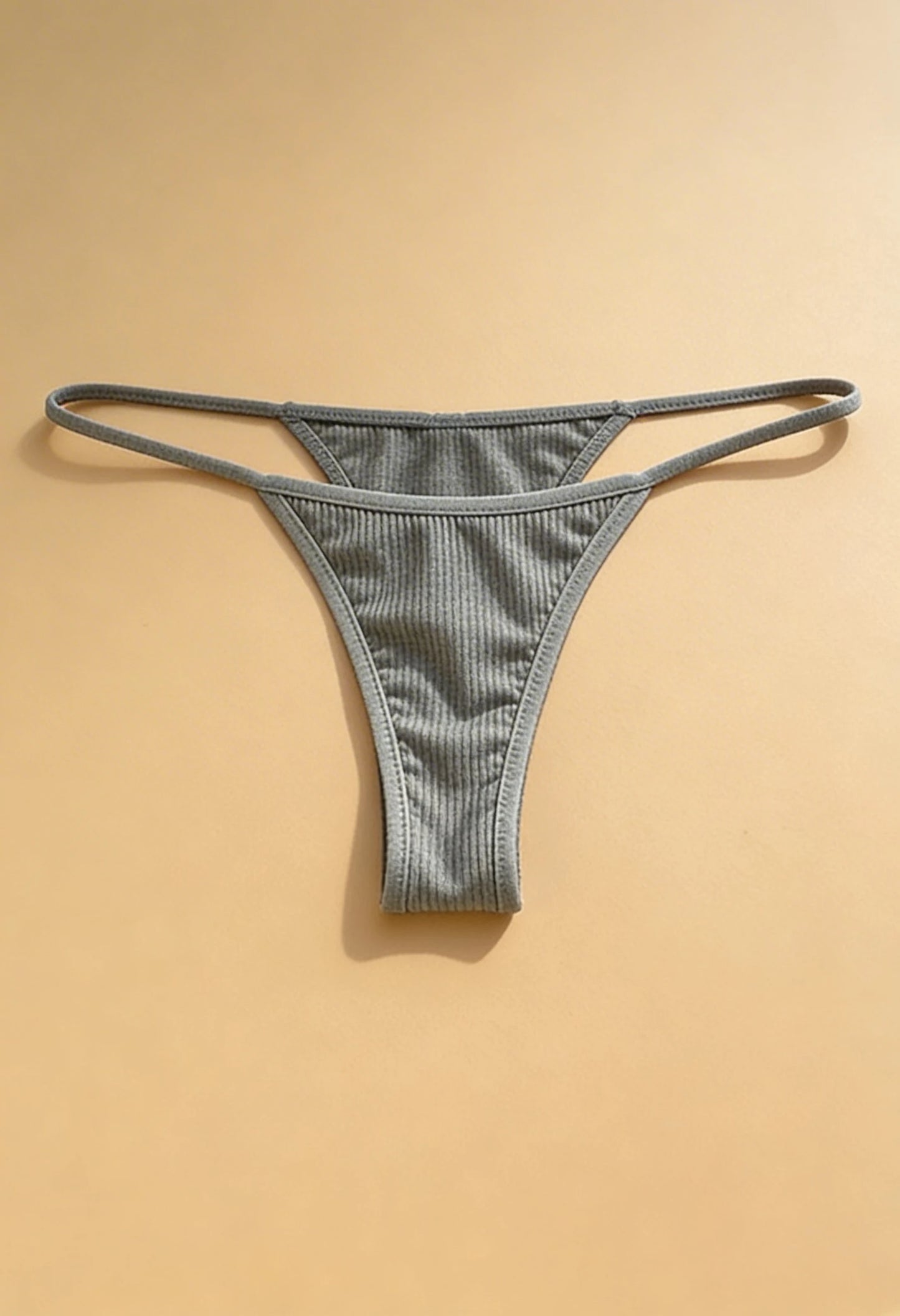 Prążkowane stringi z minimalistycznym krojem