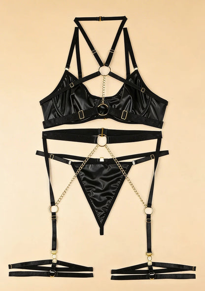 Skórzany komplet bielizny z ozdobnymi akcesoriami