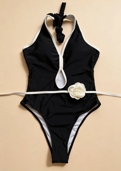 Jednoczęściowy strój kąpielowy z ozdobnym wycięciem