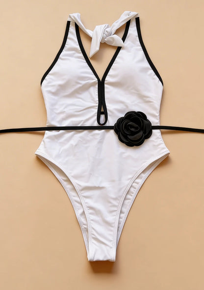 Jednoczęściowy strój kąpielowy z ozdobnym wycięciem