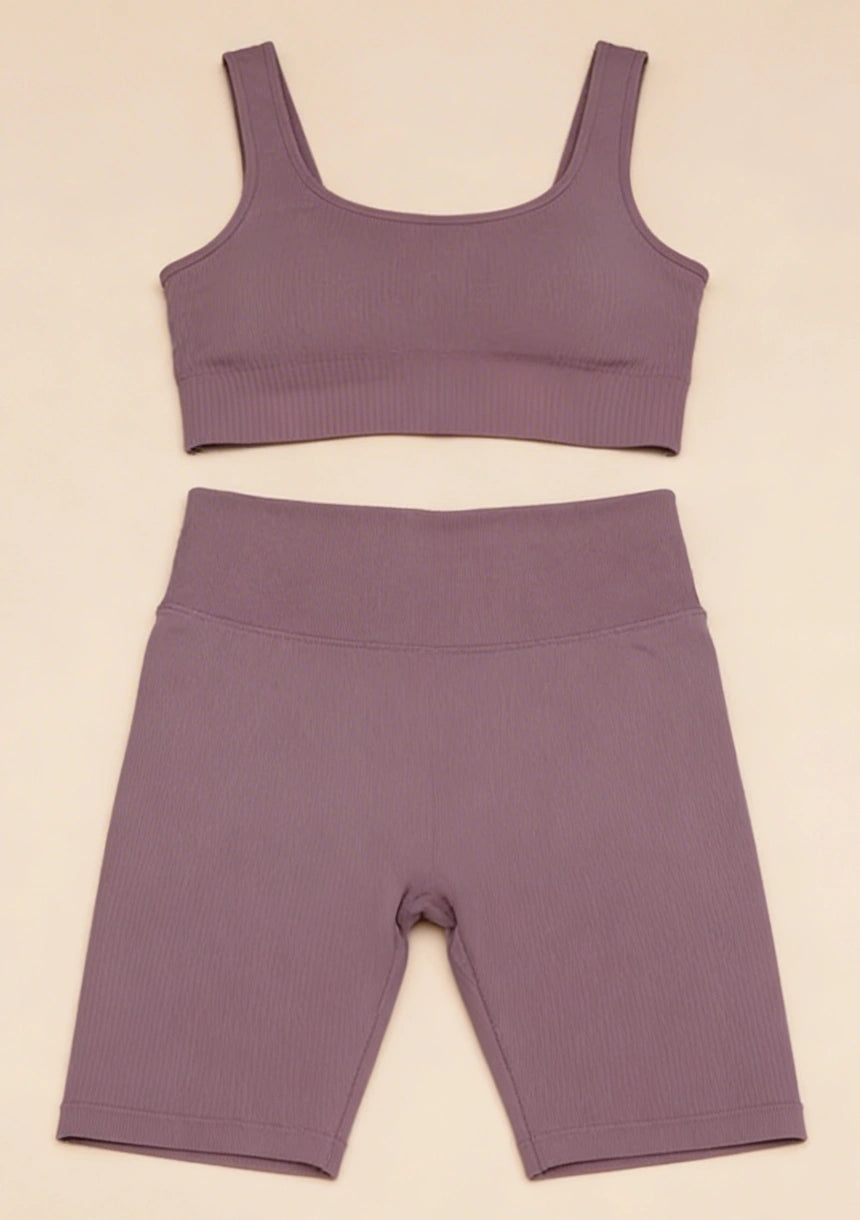 Klasyczny krótki komplet sportowy