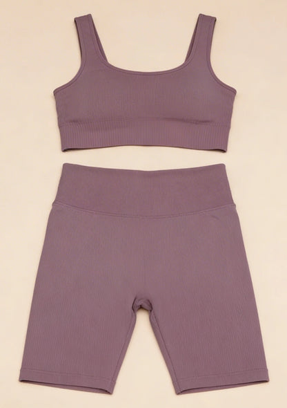 Klasyczny krótki komplet sportowy