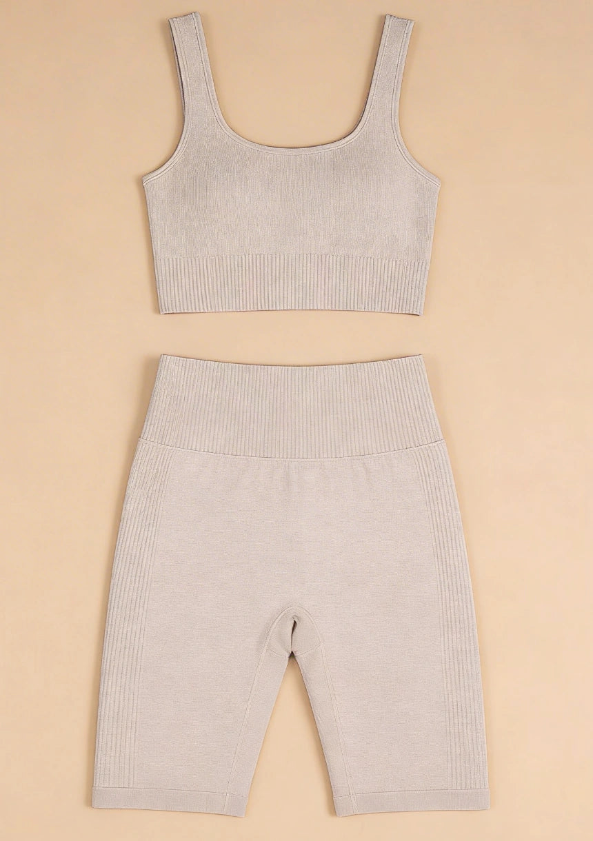 Klasyczny krótki komplet sportowy