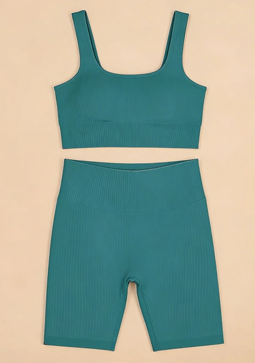 Klasyczny krótki komplet sportowy