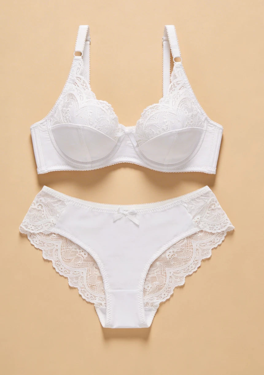Klasyczny komplet bielizny z ozdobną koronką